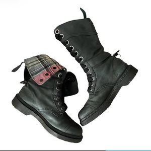 Dr Martens Triumph boots